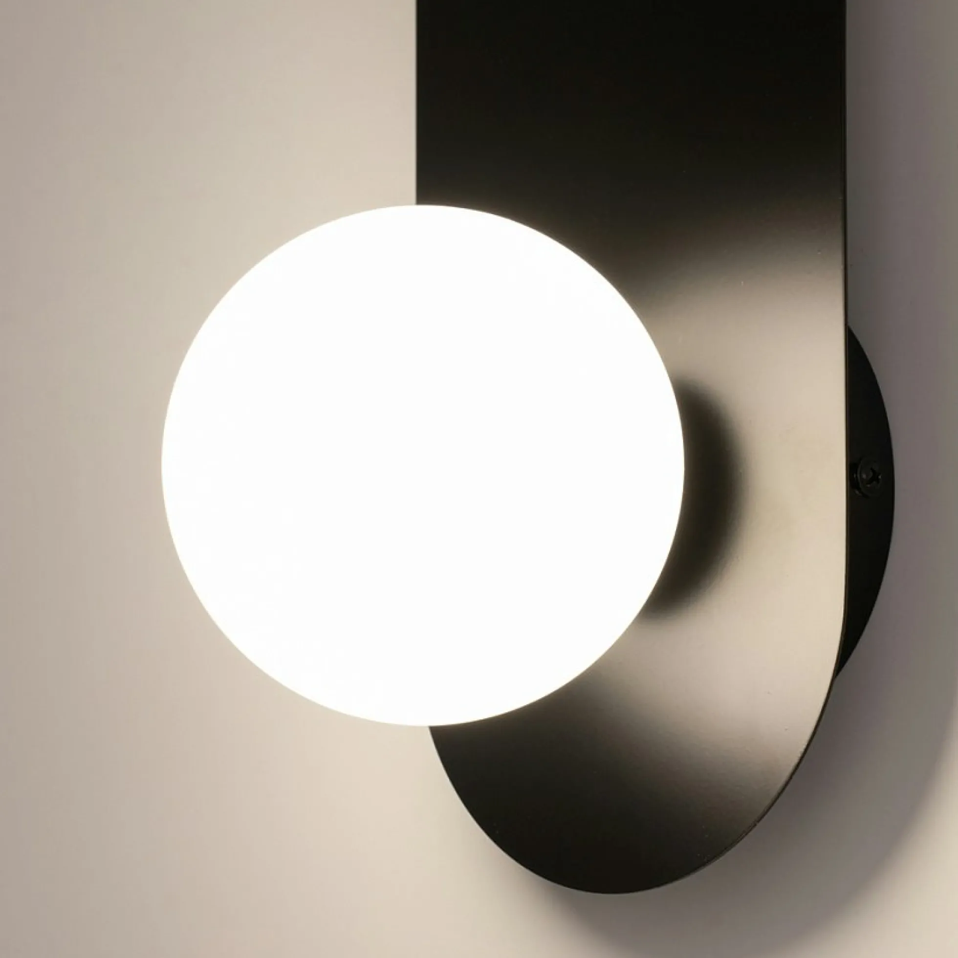 Applique globe en verre avec support noir, style design MESA