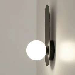 Applique globe en verre avec support noir, style design MESA