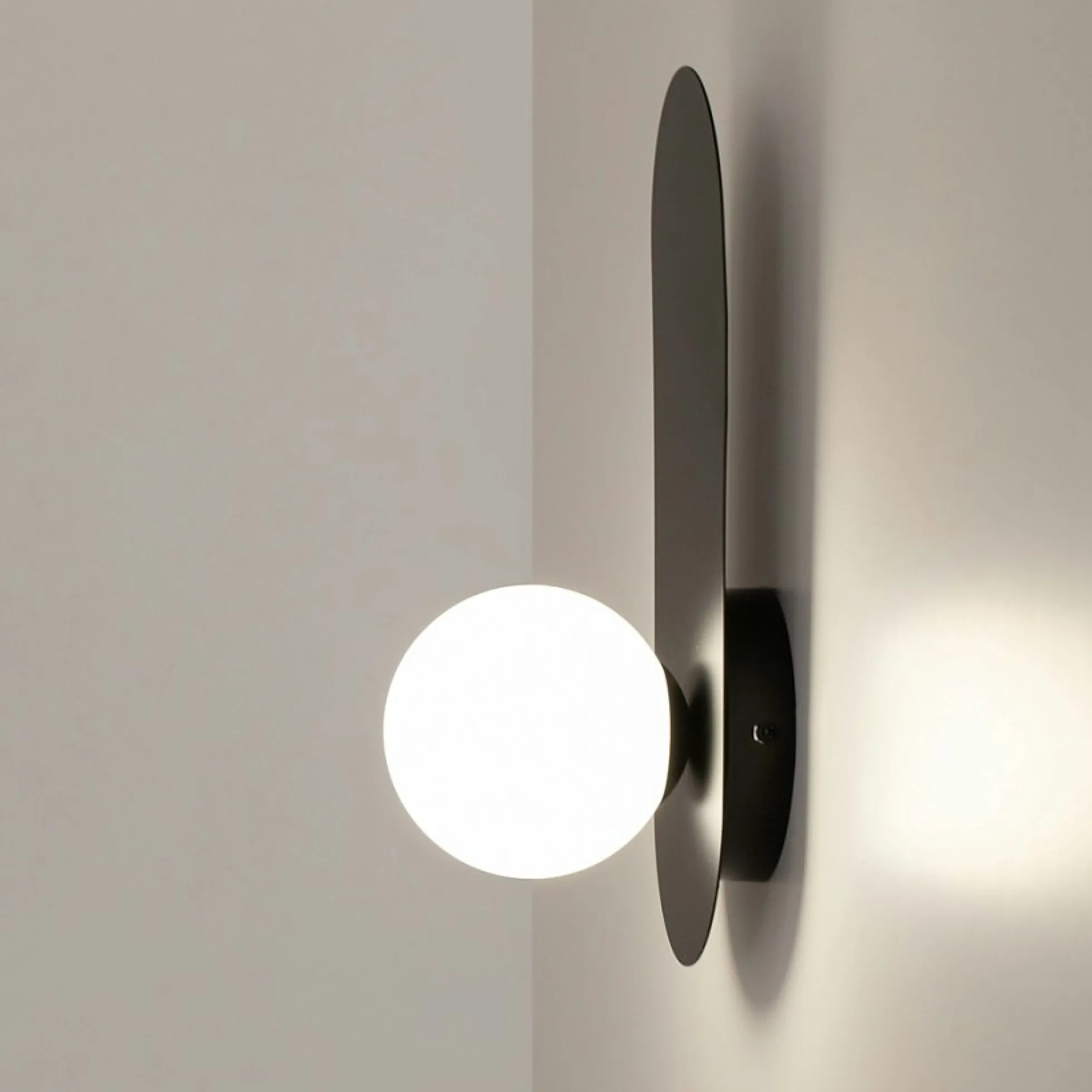 Applique globe en verre avec support noir, style design MESA