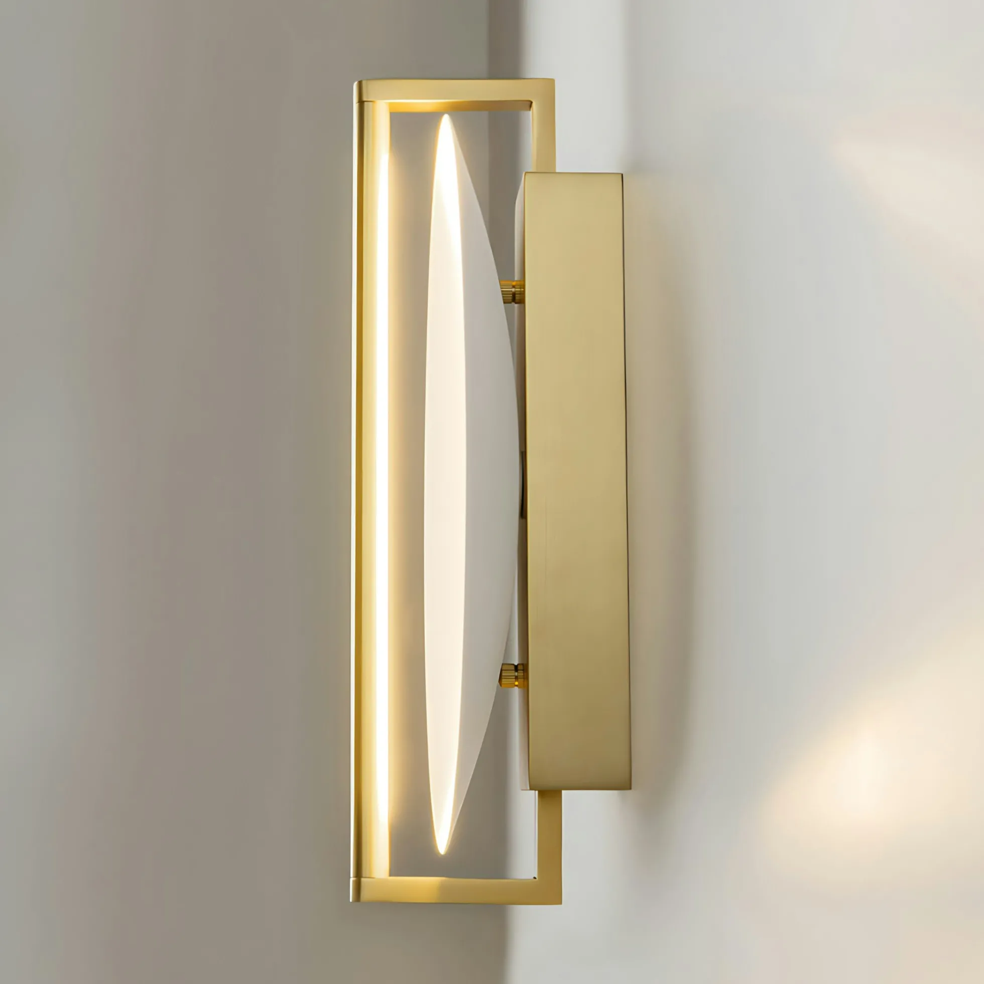Applique murale dorée – disque blanc minimaliste WINDER