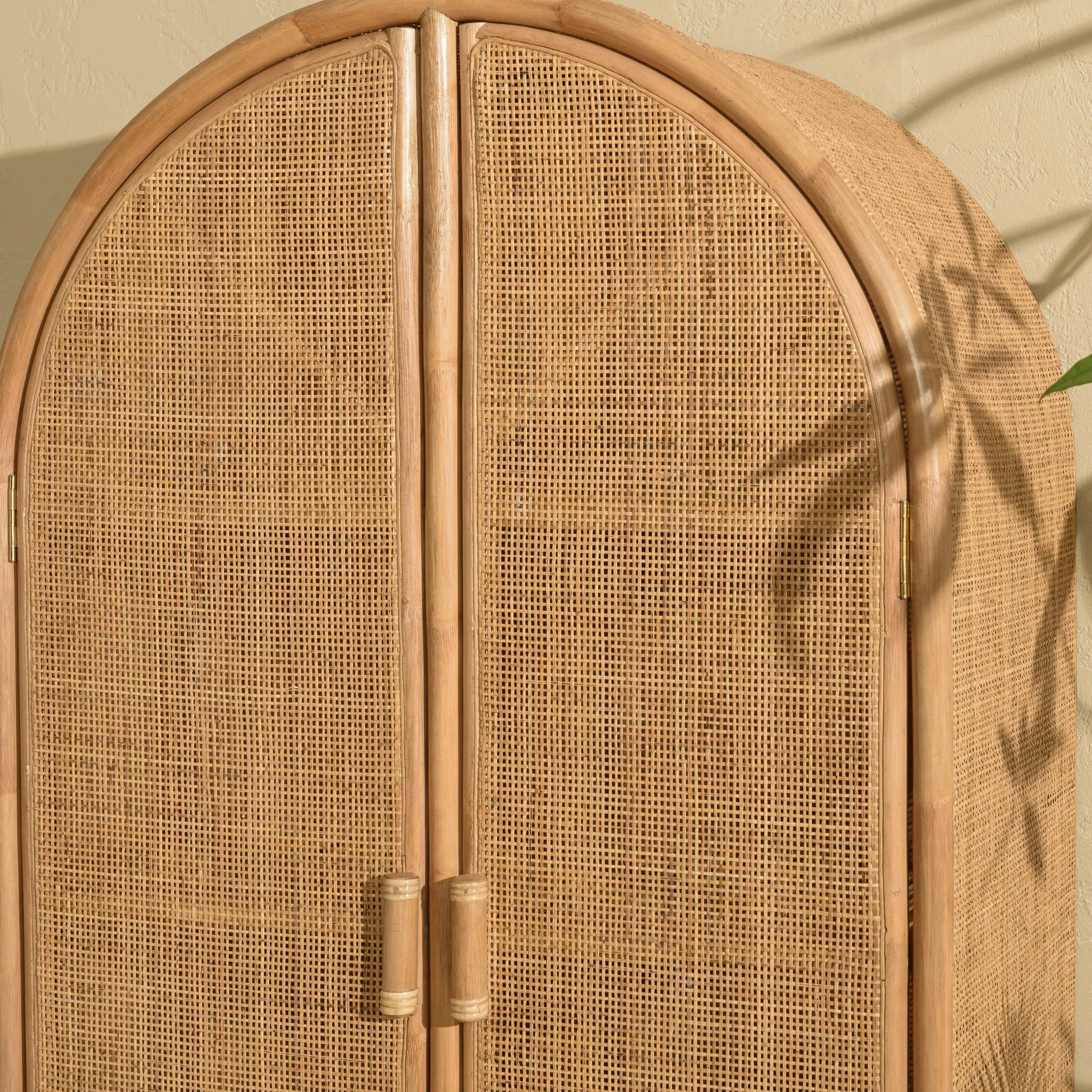Armoire arrondie rotin et cannage miel MANY