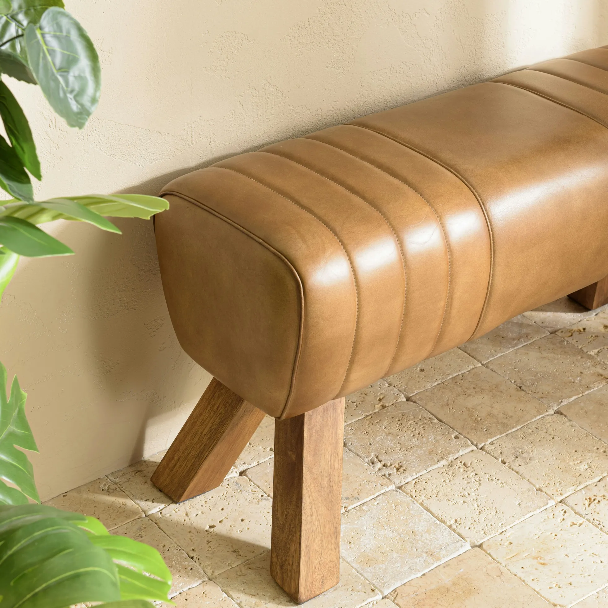 Banc cuir havane pieds en bois 89 cm TIM