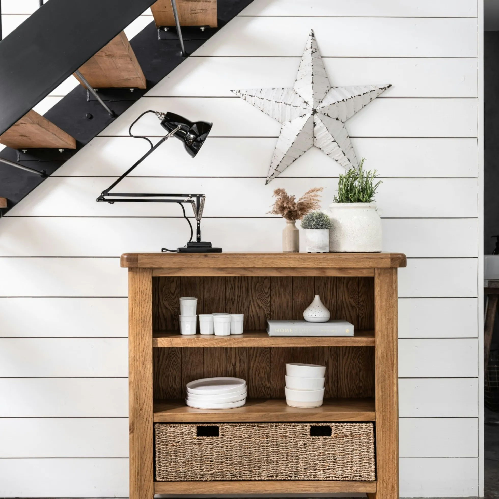 Bibliothèque basse en chêne avec panier de rangement VALMONT