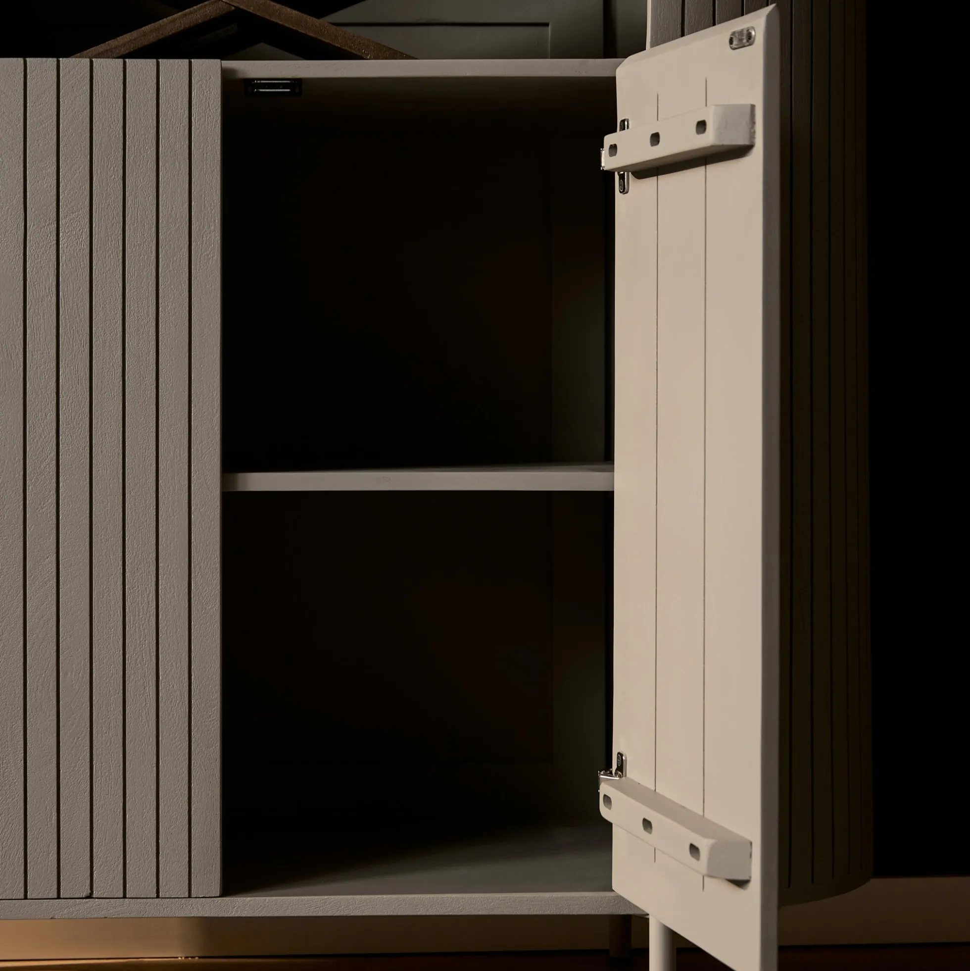 Bibliothèque haute bois gris rainuré avec rangement CALERO
