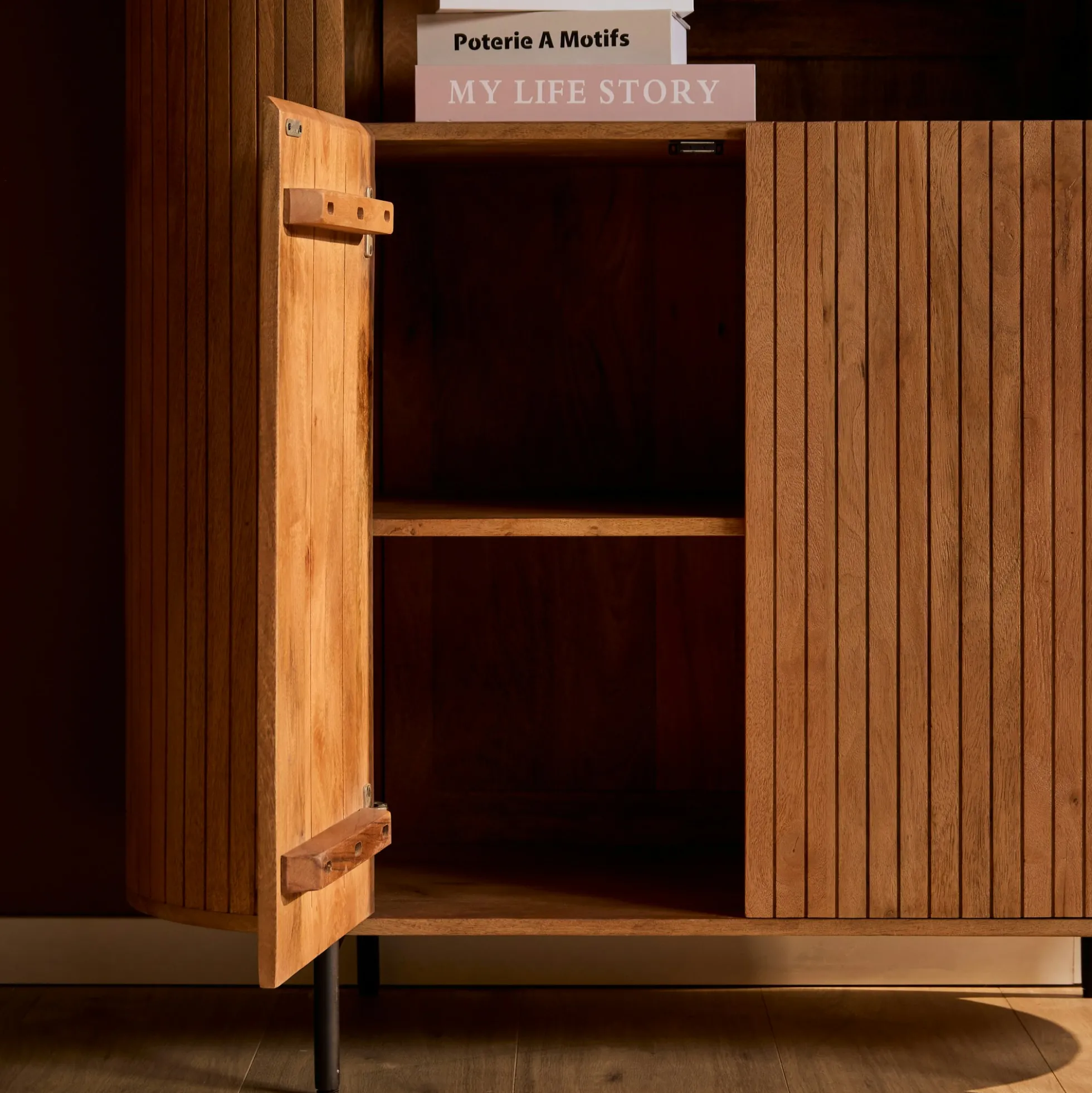 Bibliothèque haute bois rainuré avec rangement CALERO
