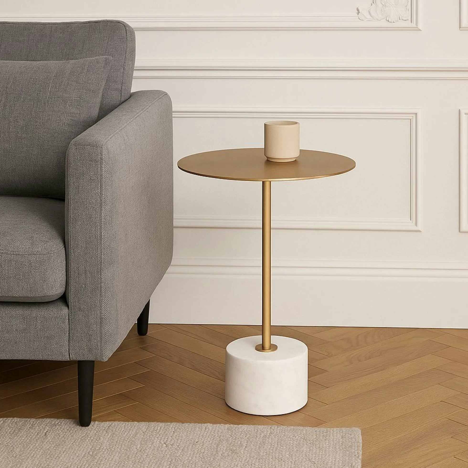Bout de canapé design en marbre avec plateau doré Ø51 cm TALLINN