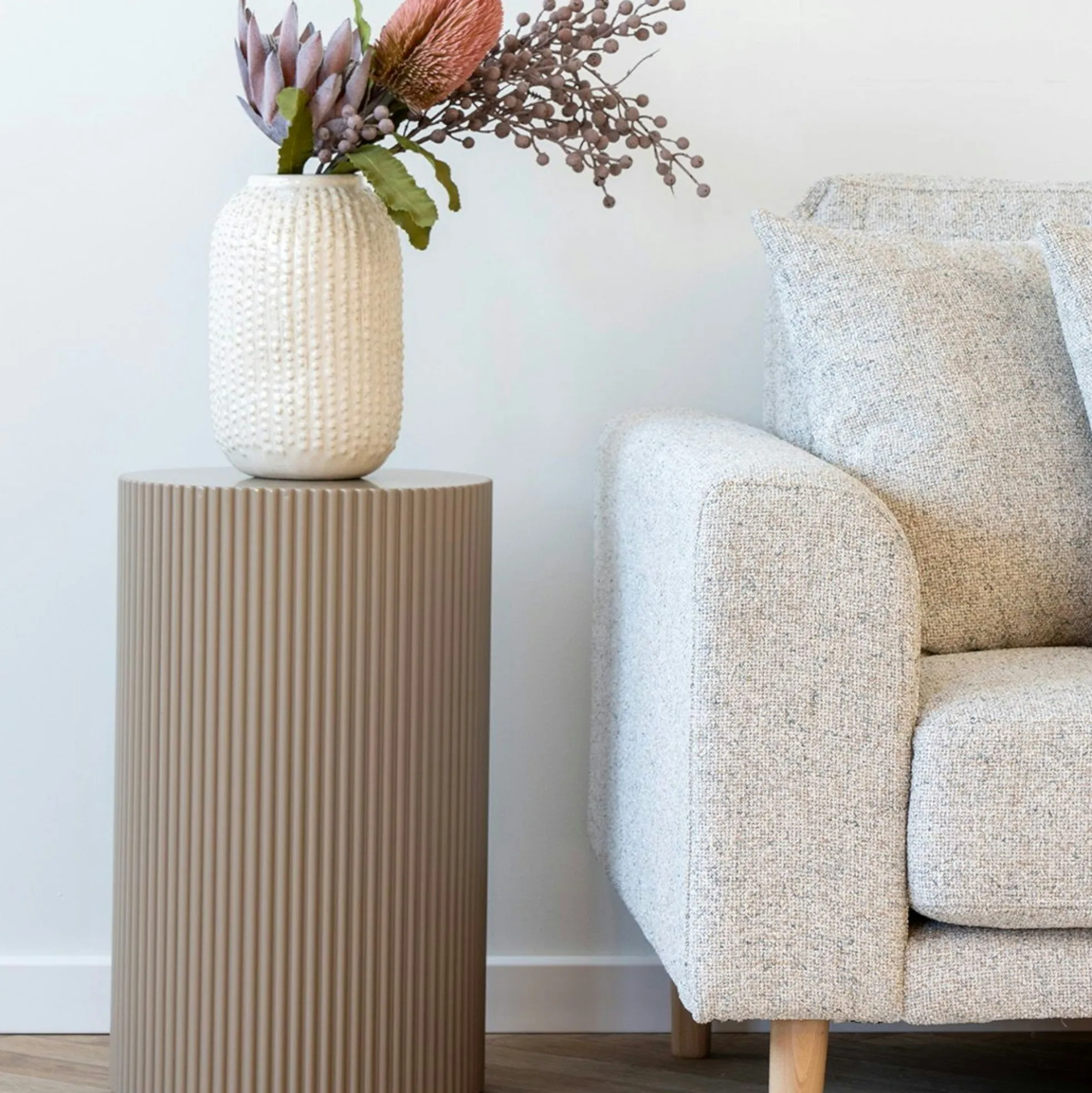Bout de canapé design - forme ronde striée, beige naturel TRINITE