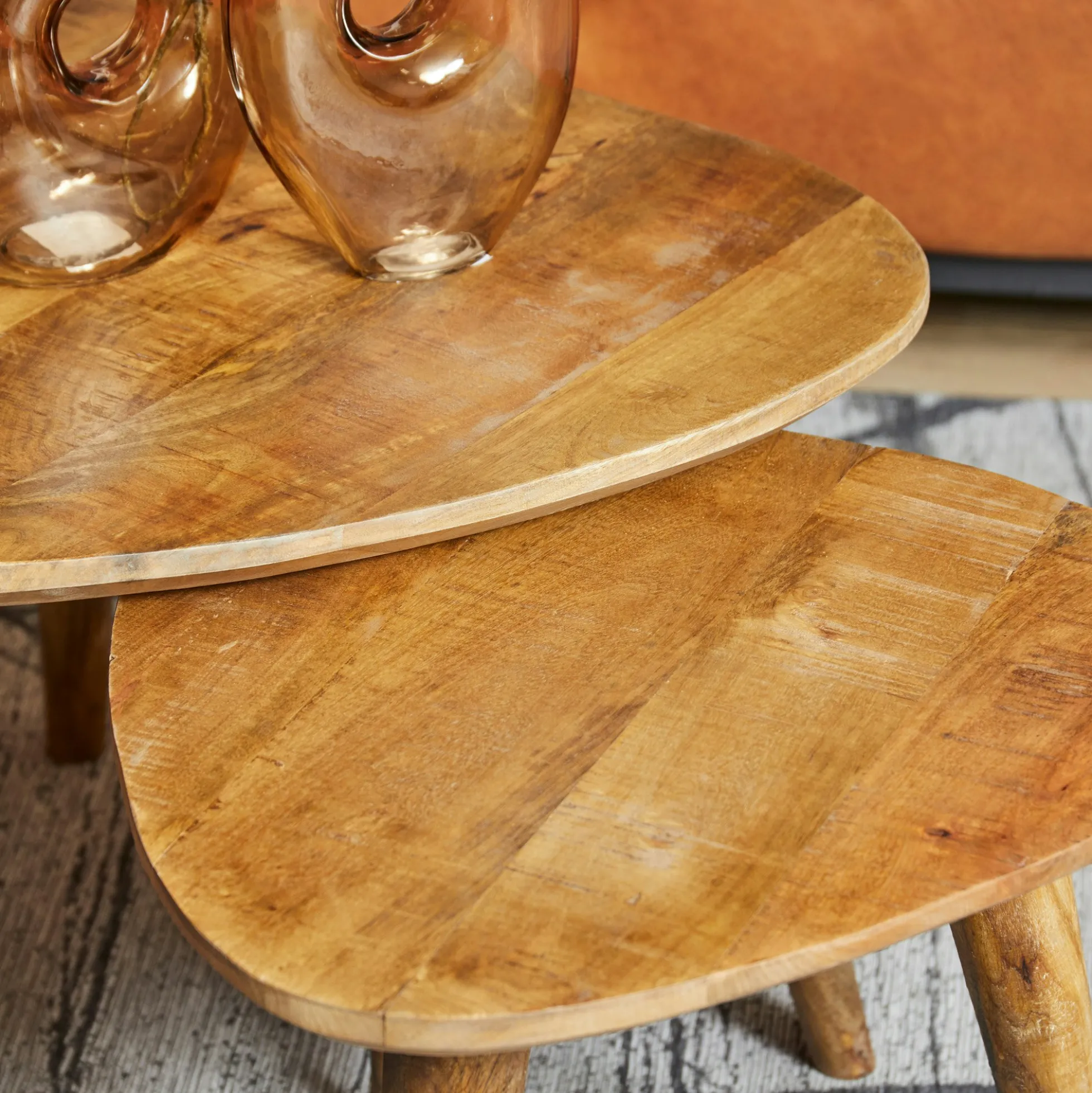 Bout de canapé design triangle en bois de manguier (lot de 2) ALMA
