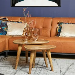 Bout de canapé design triangle en bois de manguier (lot de 2) ALMA
