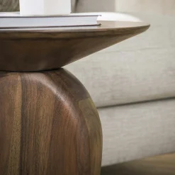 Bout de canapé en bois brun – design organique MYSORE