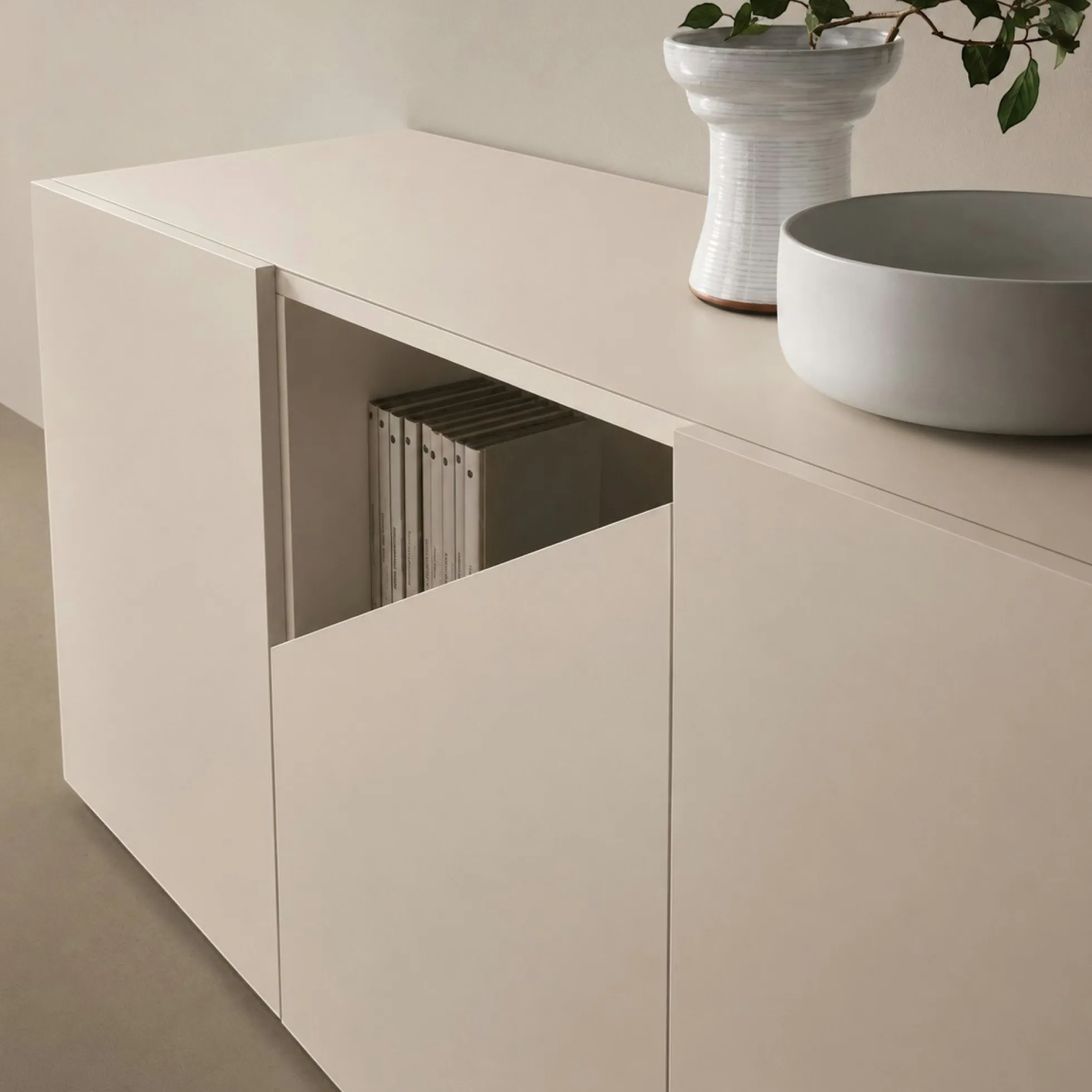 Buffet contemporain taupe à découpe centrale 160 cm LORA