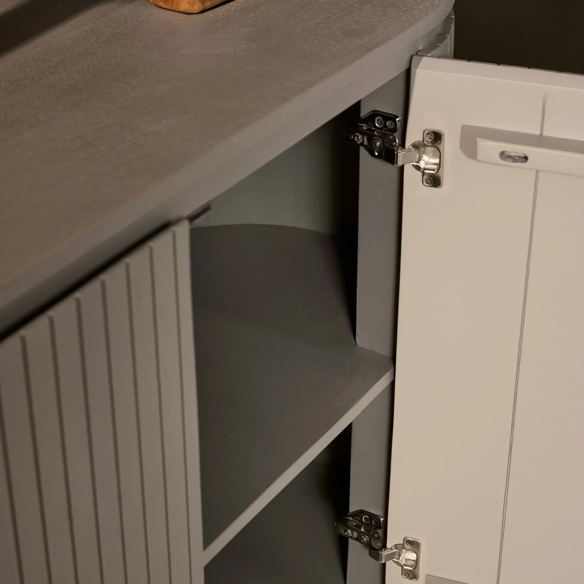 Buffet en bois gris rainuré ovale 3 portes CALERO