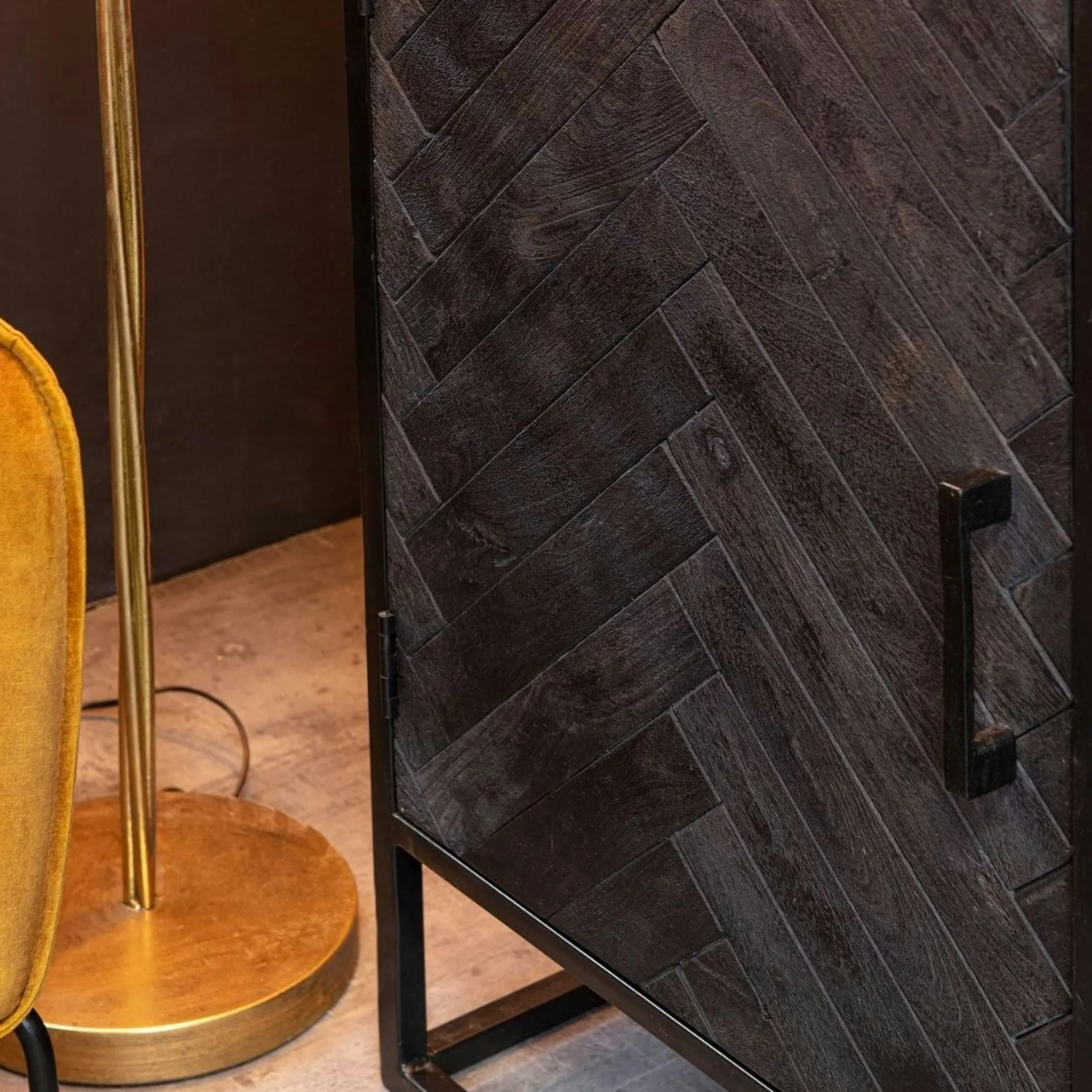 Buffet noir en bois 2 portes motif chevron 165 cm ALVERA