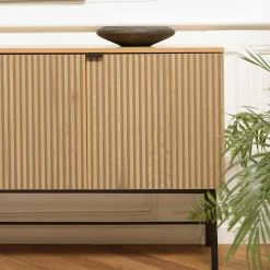 Buffet 4 portes décor effet bois rainuré noir et naturel OLETTA