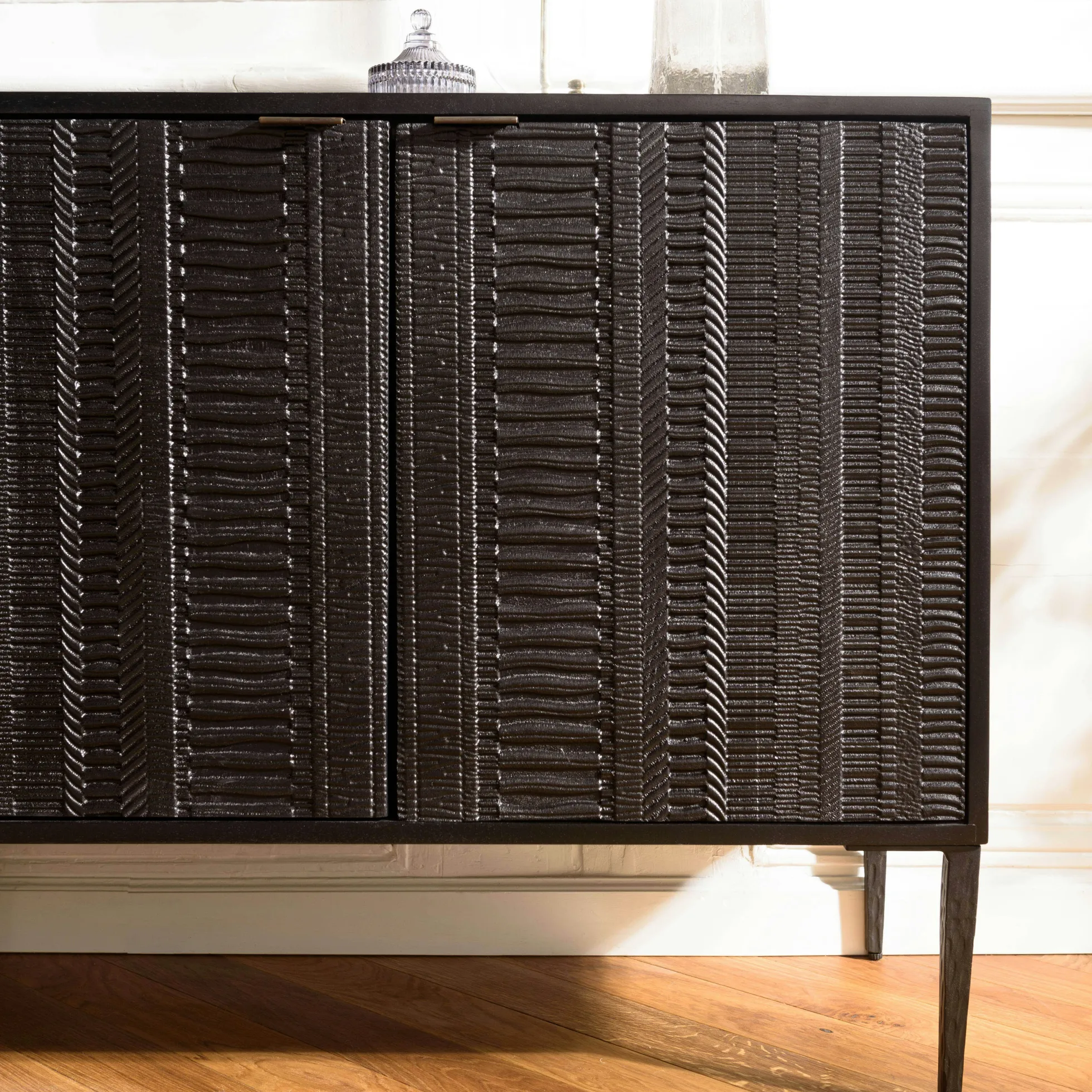 Buffet 4 portes motifs sculptés bois noir SURATE