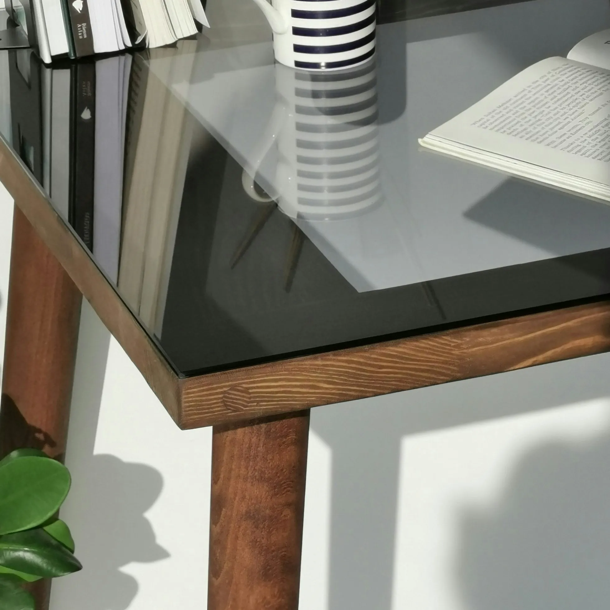 Bureau en bois foncé et verre noir - style moderne ANZIO