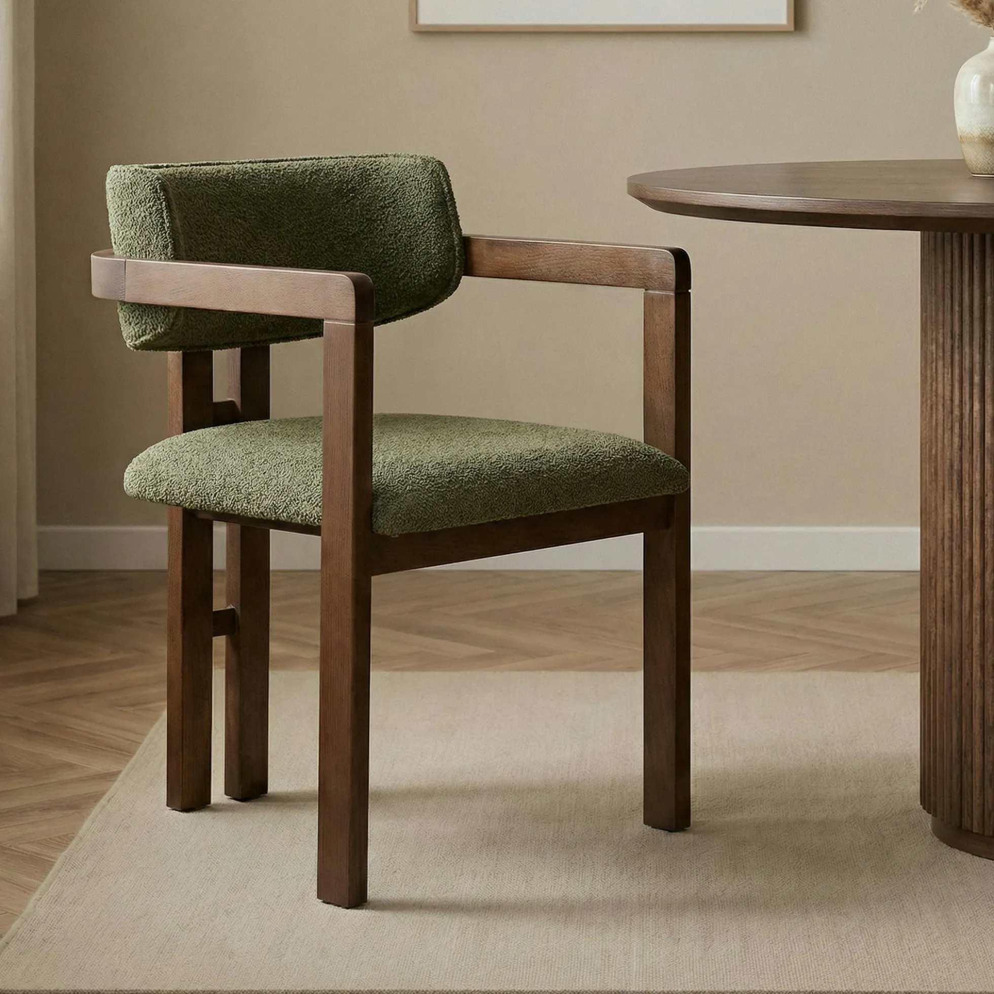 Chaise avec accoudoirs bois foncé et tissu vert MARFA