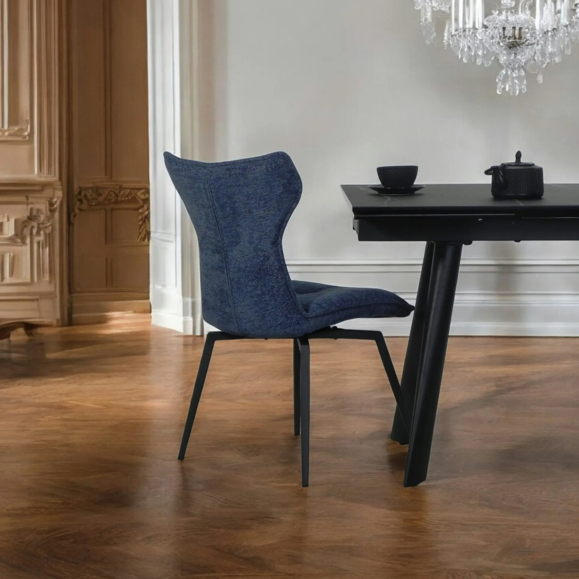 Chaise bleue pivotante en velours avec passepoil (lot de 2) LOMBARDIE