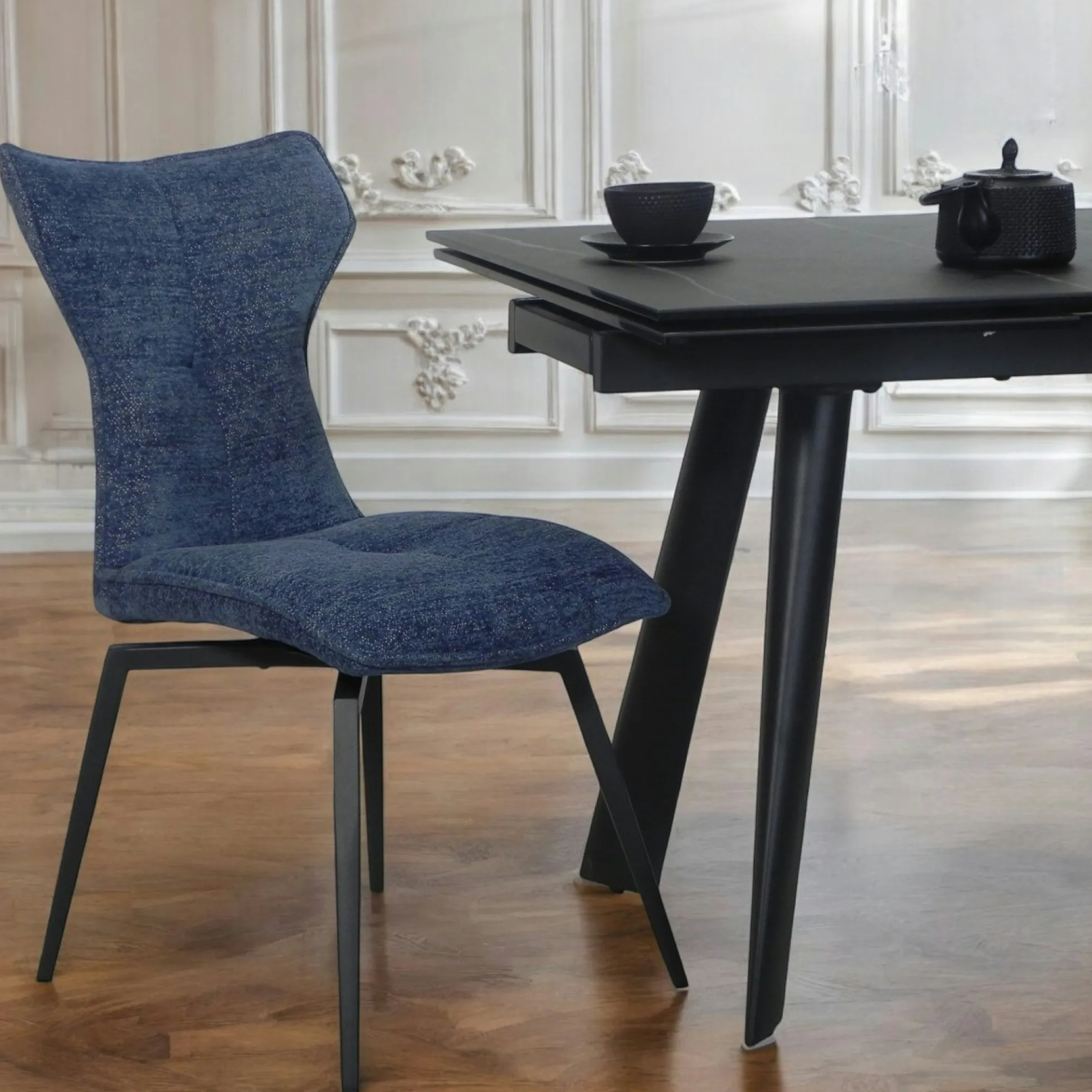 Chaise bleue pivotante en velours avec passepoil (lot de 2) LOMBARDIE