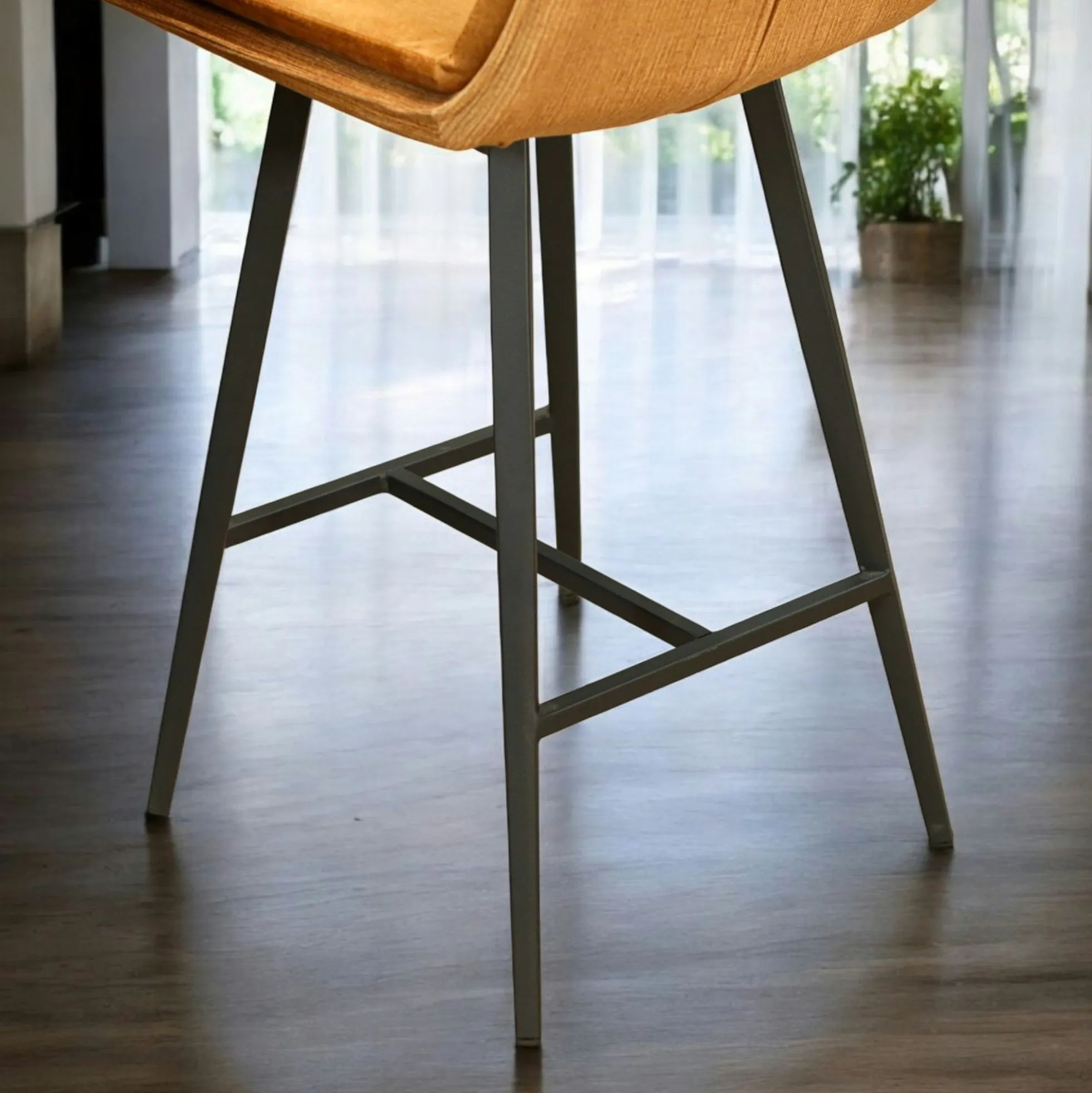 Chaise de bar en velours doré à double coussinage (lot de 2) OKA