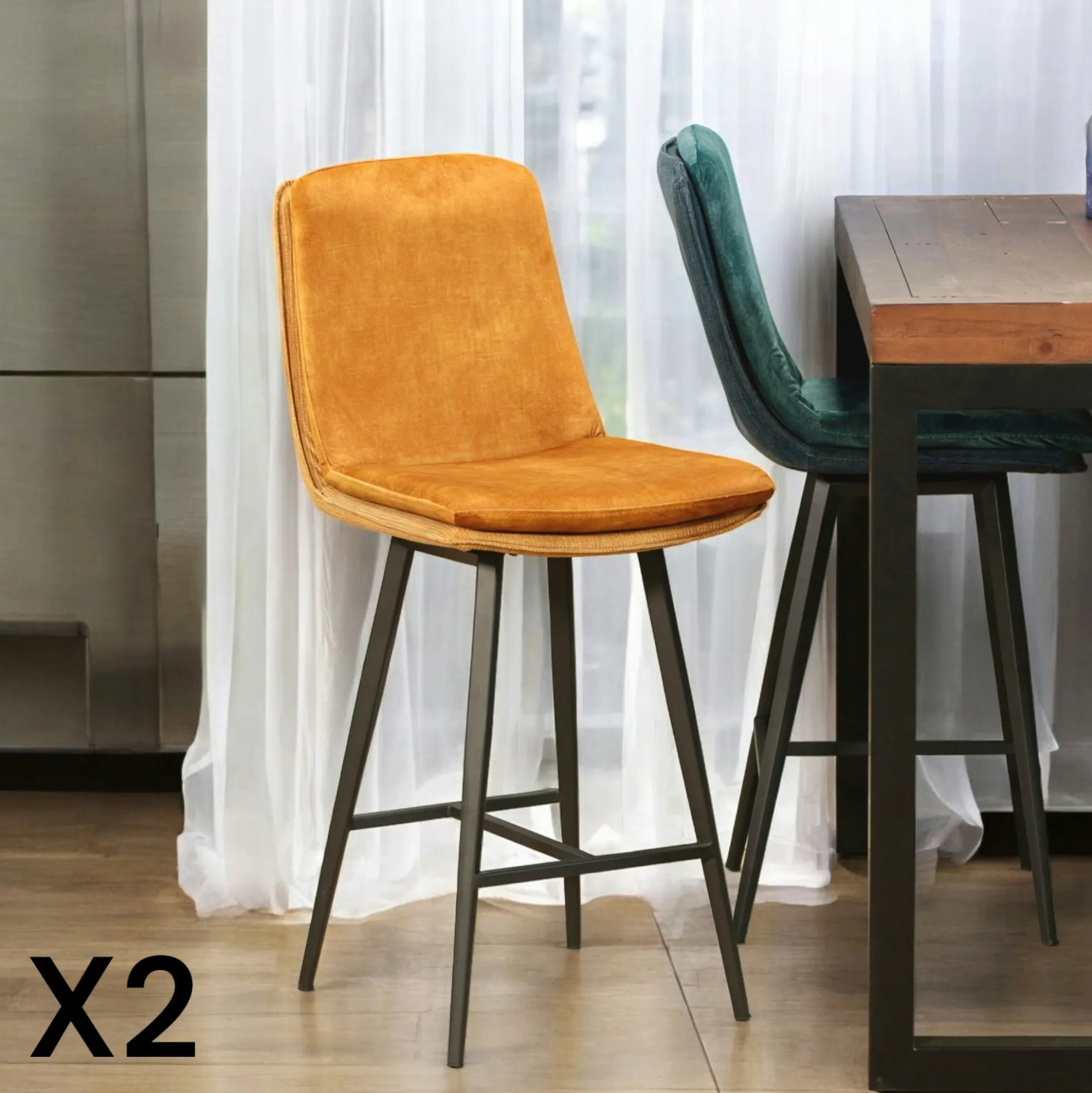 Chaise de bar en velours doré à double coussinage (lot de 2) OKA