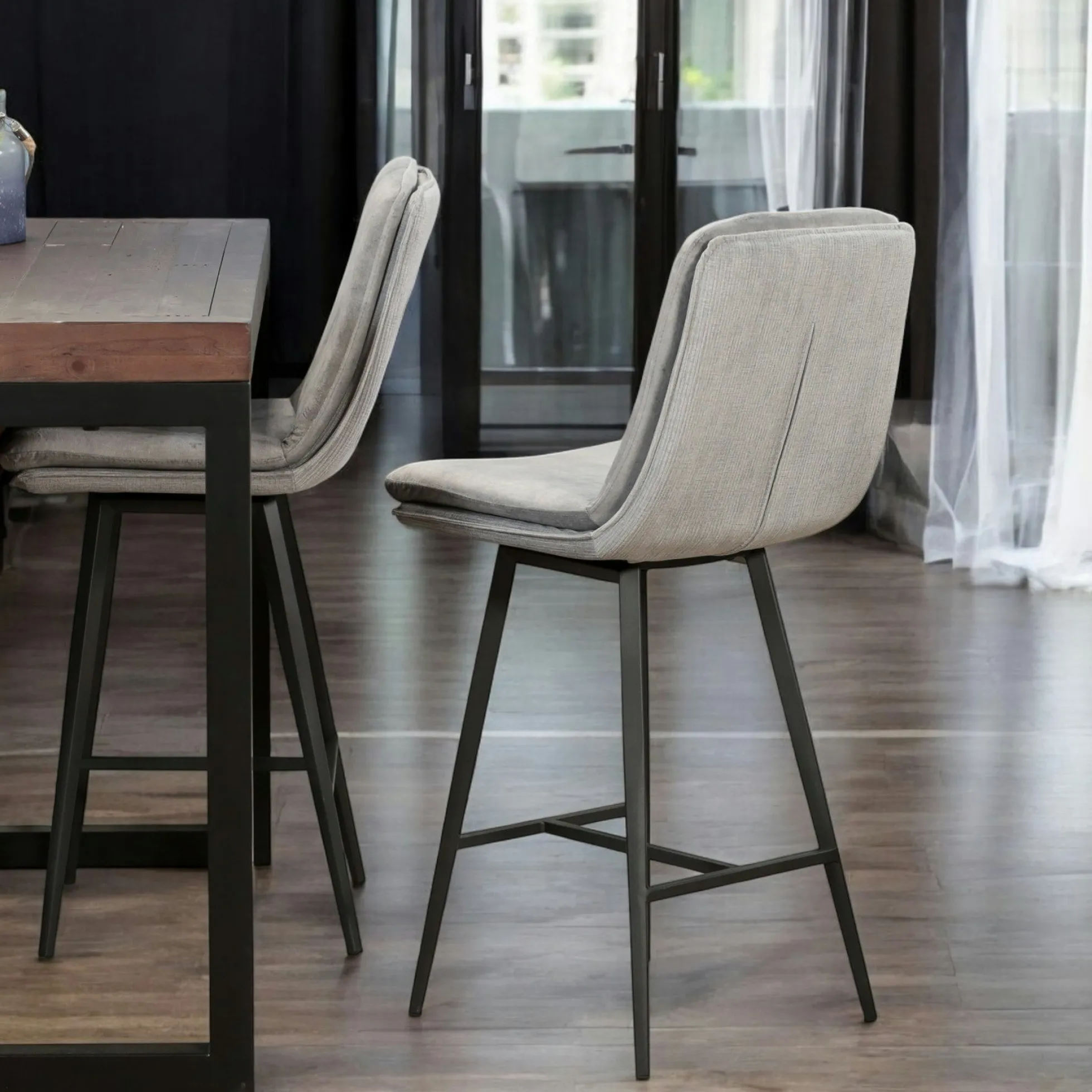 Chaise de bar en velours gris à double coussinage (lot de 2) OKA