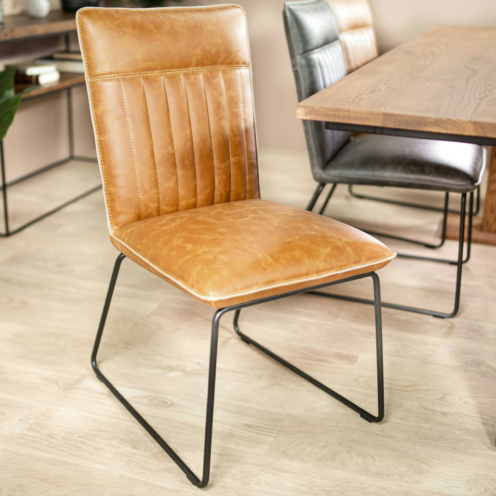 Chaise de salle à manger camel used OKA (lot de 2)