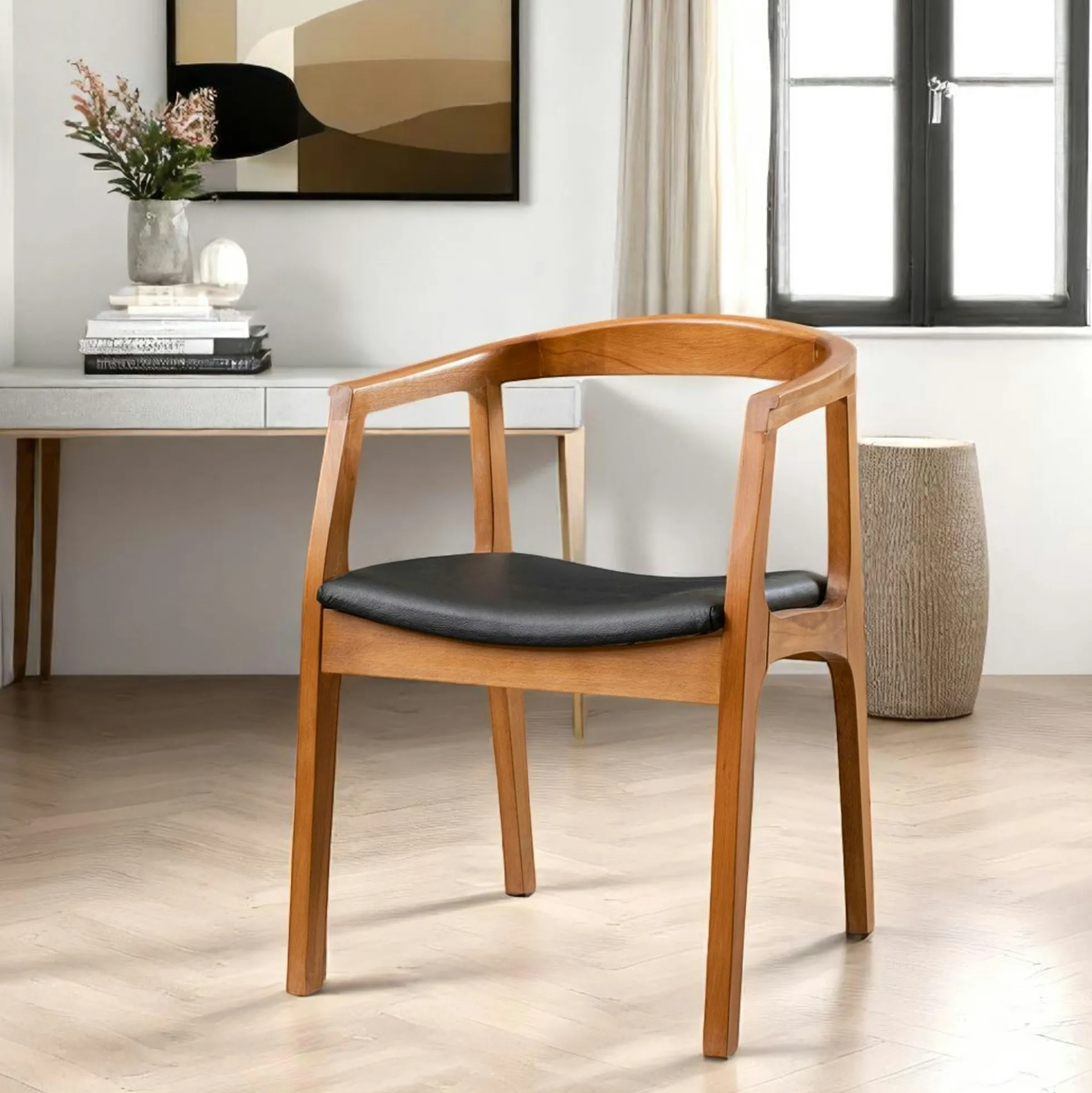 Chaise en bois ronde - assise noire TENA