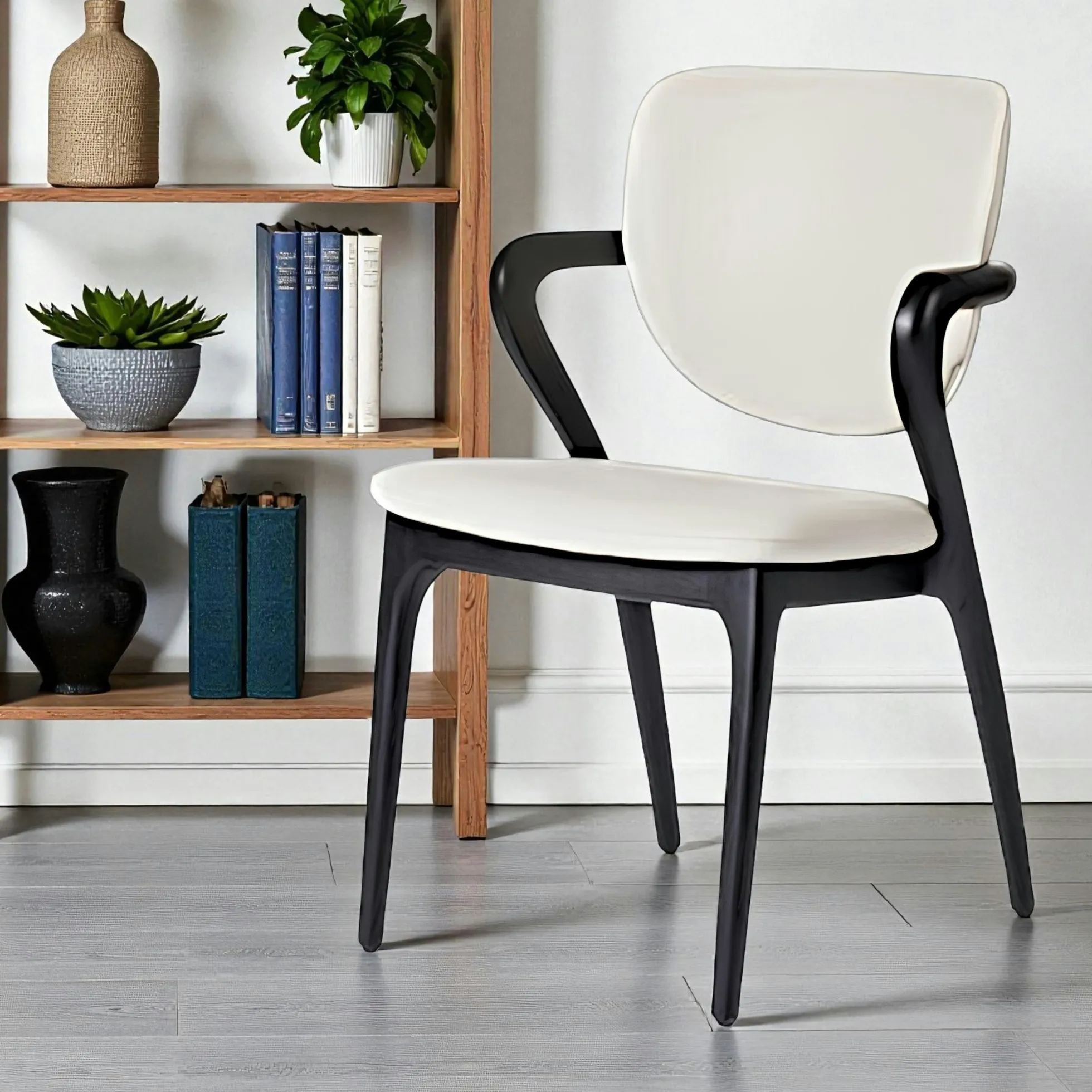 Chaise en cuir gris clair, accoudoirs bois noir ALDER