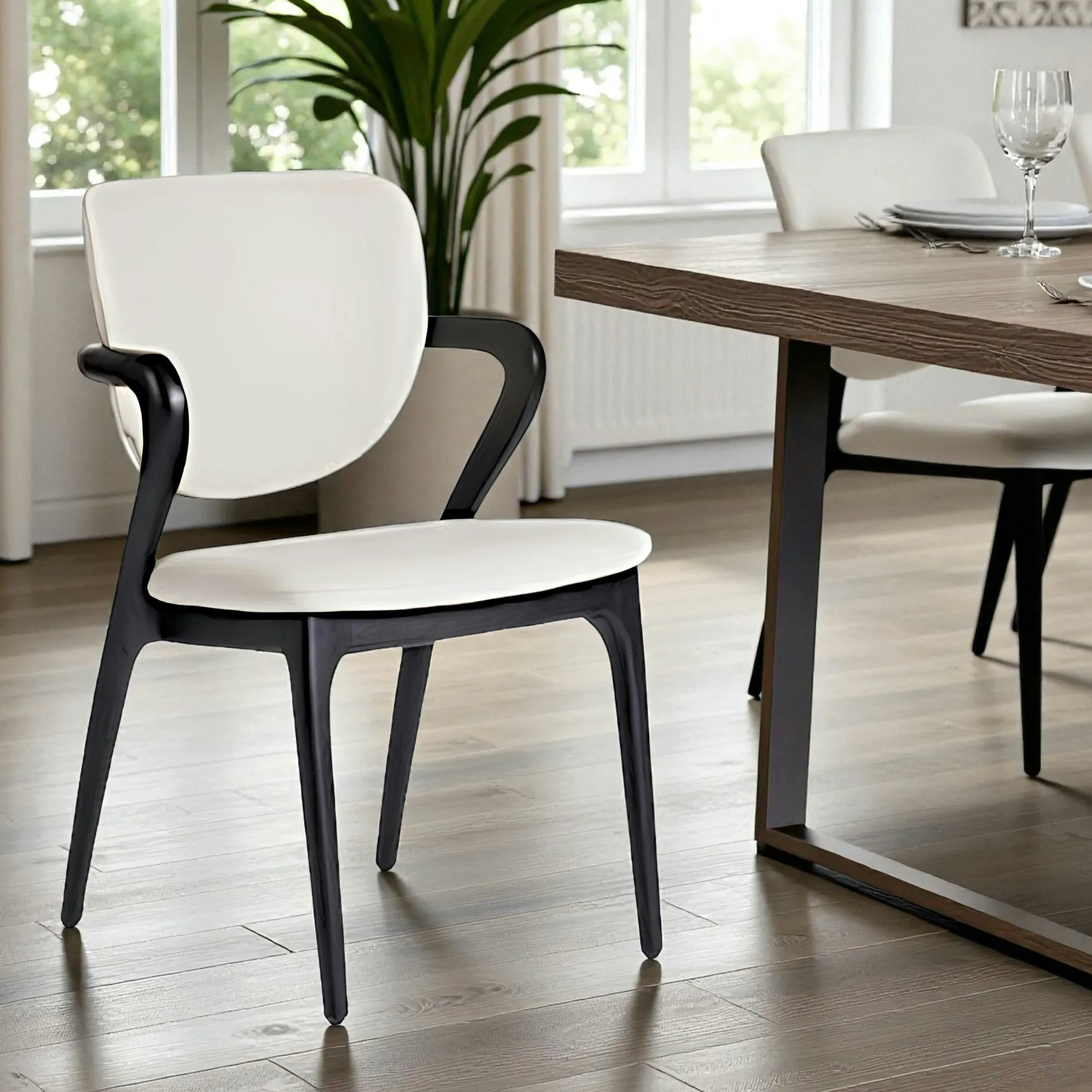 Chaise en cuir gris clair, accoudoirs bois noir ALDER