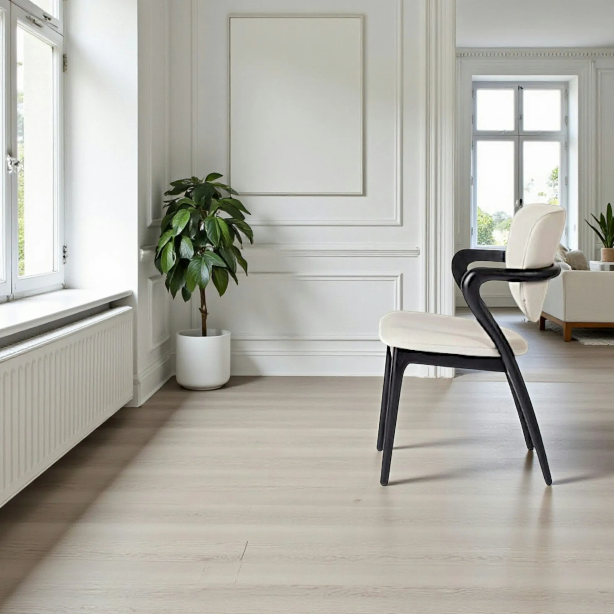 Chaise en cuir gris clair, accoudoirs bois noir ALDER