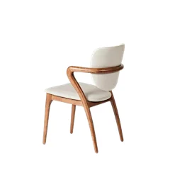 Chaise en cuir gris clair, accoudoirs bois brun ALDER
