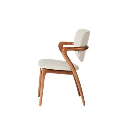Chaise en cuir gris clair, accoudoirs bois brun ALDER