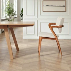 Chaise en cuir gris clair, accoudoirs bois brun ALDER