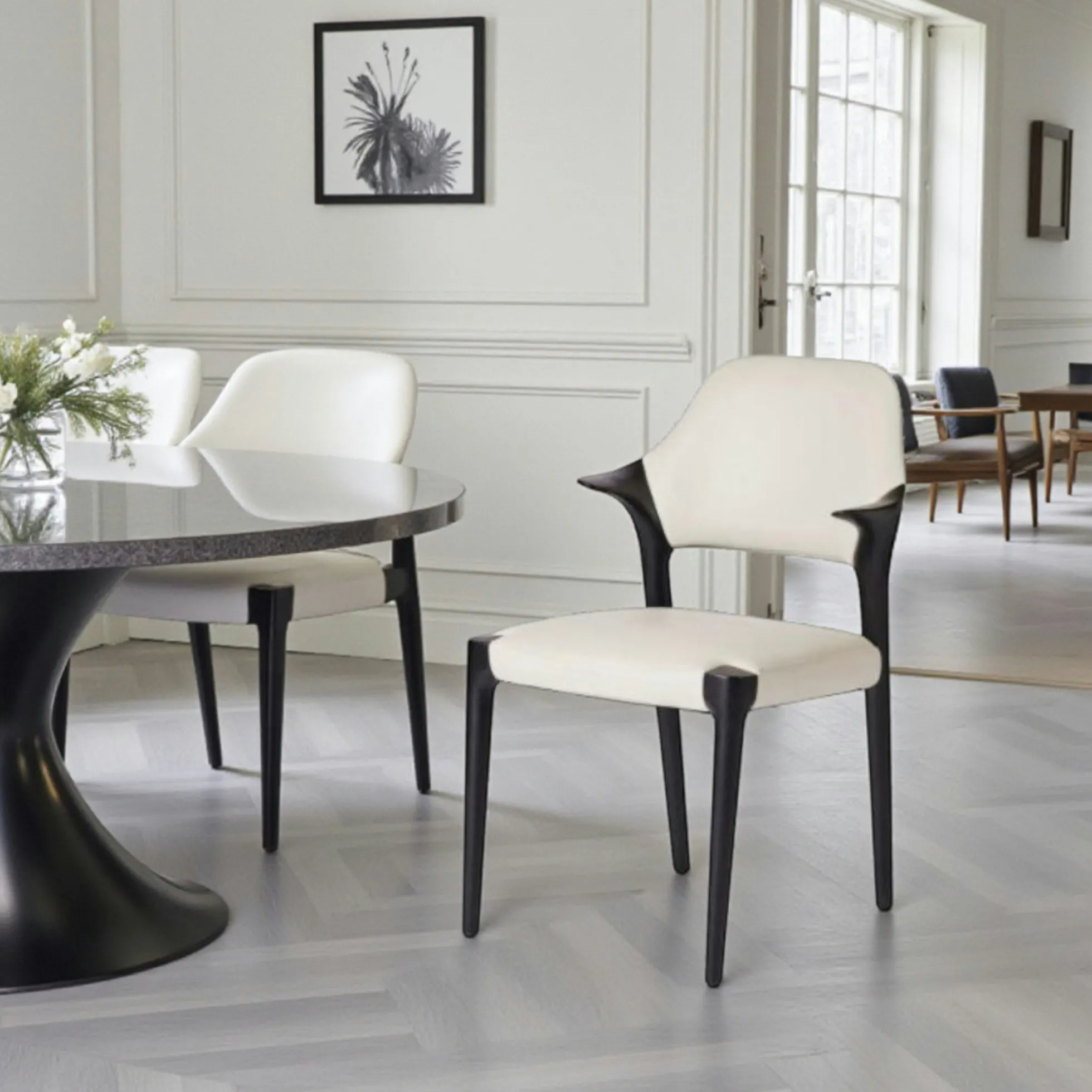 Chaise en cuir gris clair design, accoudoirs bois noir ALDER