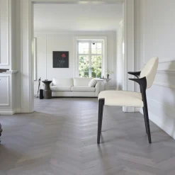 Chaise en cuir gris clair design, accoudoirs bois noir ALDER