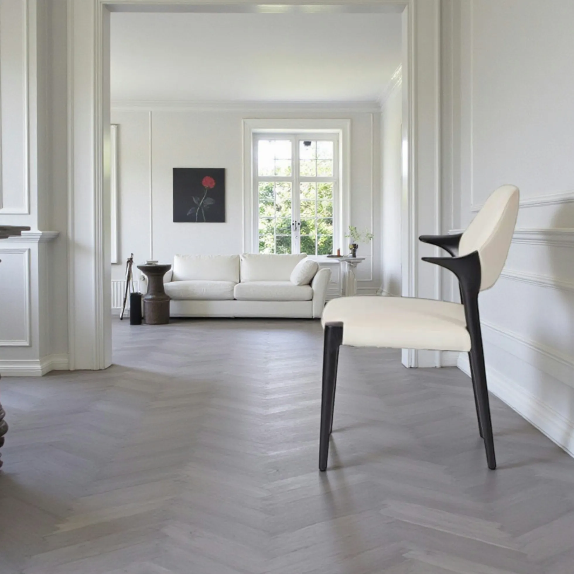 Chaise en cuir gris clair design, accoudoirs bois noir ALDER