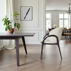 Chaise en cuir gris clair dos rond accoudoirs bois noir ALDER