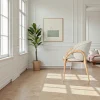 Chaise en cuir gris clair dos rond accoudoirs bois clair ALDER