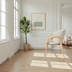 Chaise en cuir gris clair dos rond accoudoirs bois clair ALDER