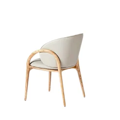 Chaise en cuir gris clair dos rond accoudoirs bois clair ALDER