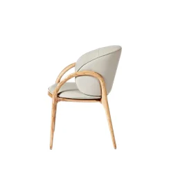 Chaise en cuir gris clair dos rond accoudoirs bois clair ALDER
