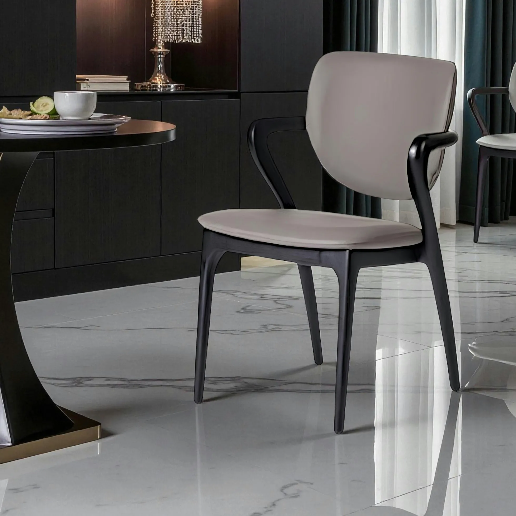 Chaise en cuir gris foncé, accoudoirs bois noir ALDER