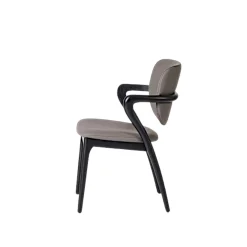 Chaise en cuir gris foncé, accoudoirs bois noir ALDER