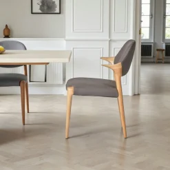 Chaise en cuir gris foncé design, accoudoirs bois clair ALDER