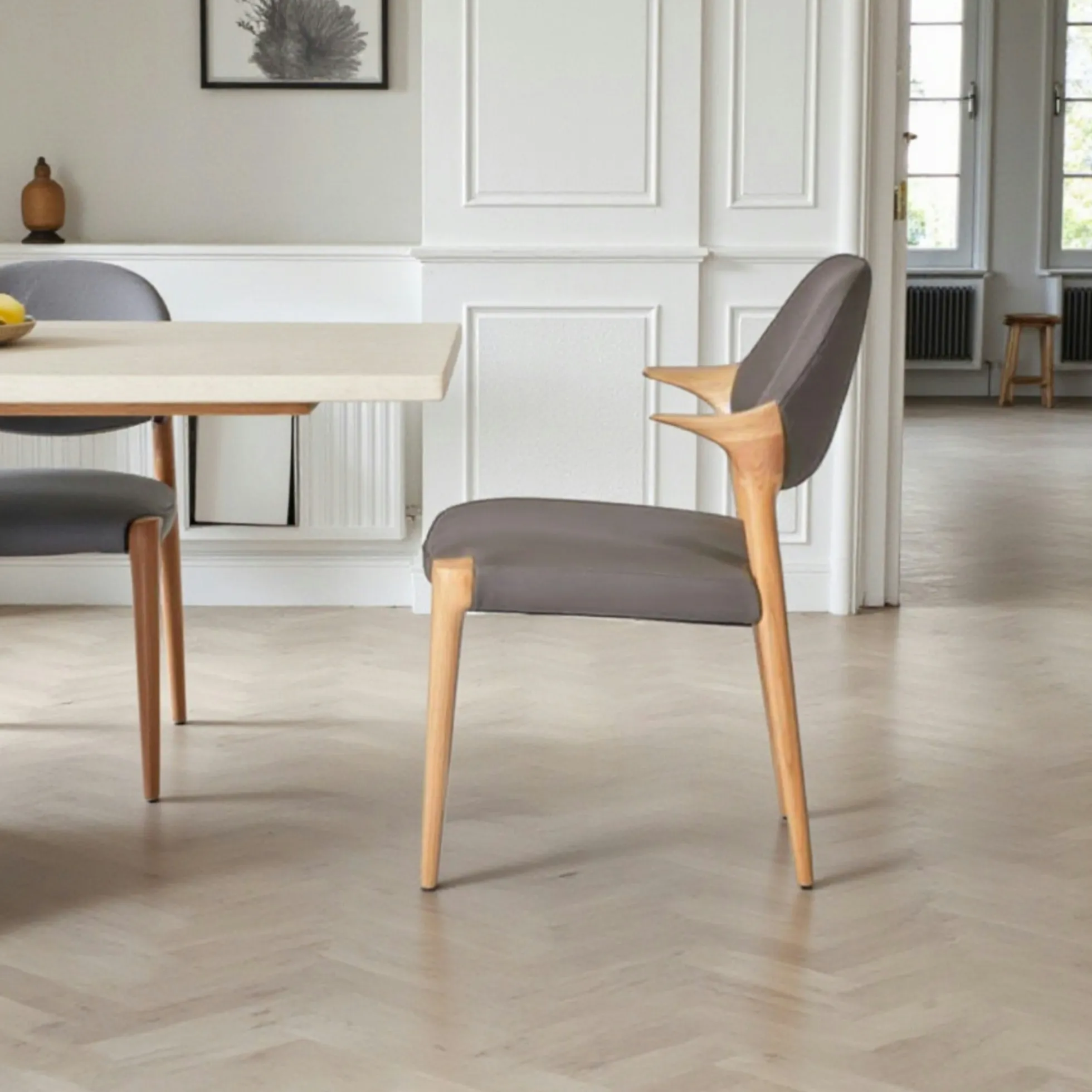 Chaise en cuir gris foncé design, accoudoirs bois clair ALDER