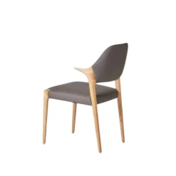 Chaise en cuir gris foncé design, accoudoirs bois clair ALDER