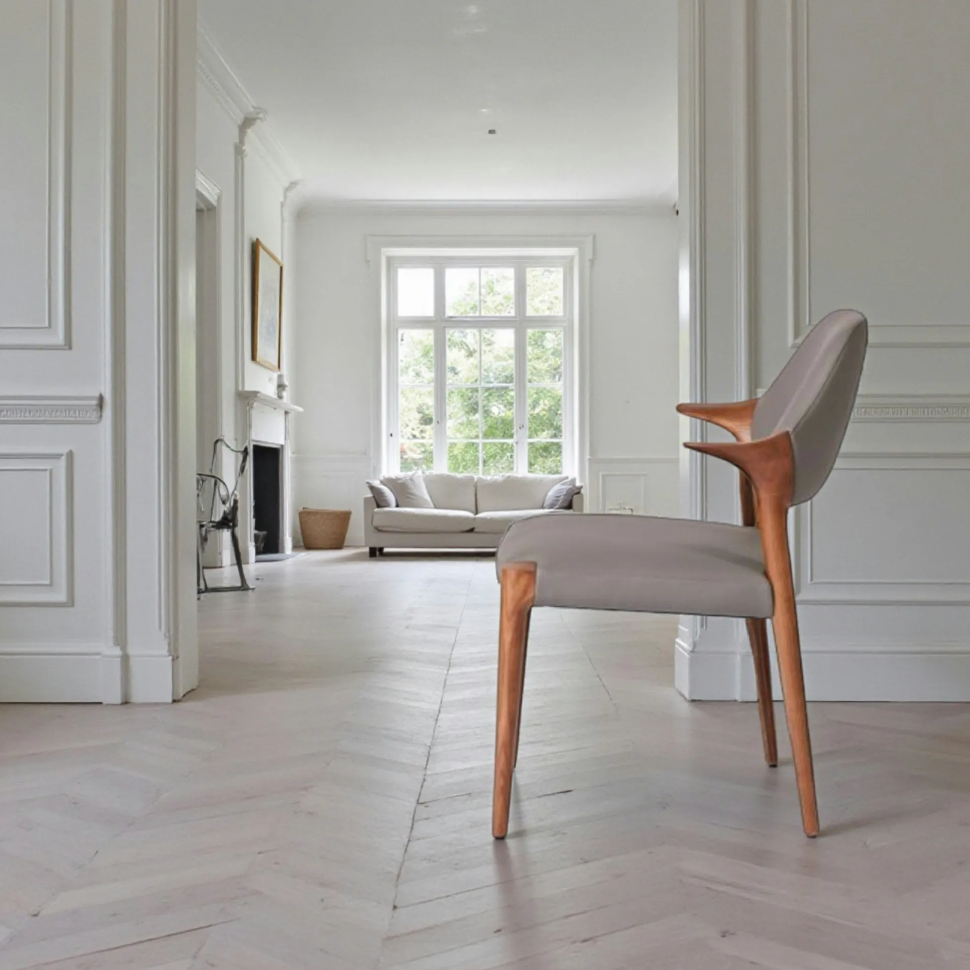 Chaise en cuir gris foncé design, accoudoirs bois brun ALDER
