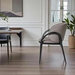 Chaise en cuir gris foncé dos rond accoudoirs bois noir ALDER