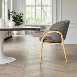 Chaise en cuir gris foncé dos rond accoudoirs bois clair ALDER
